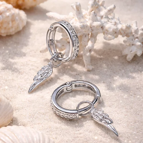 Elegante silberne Creolen mit detailreichen Engelsflügel-Anhängern und funkelndem Zirkonia-Besatz