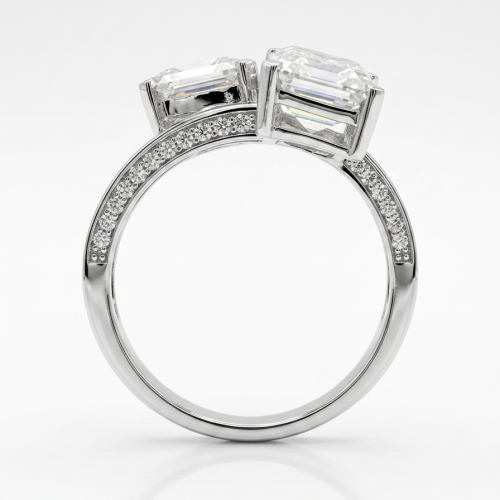 Exklusiver Toi et Moi Ring aus poliertem Sterlingsilber mit zwei großflächigen Steinen im Smaragdschliff und Pavé-Besatz auf der Ringschiene