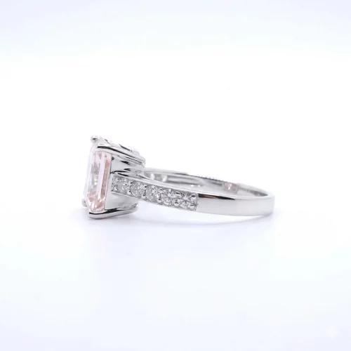 Eleganter Damenring aus 925er Sterlingsilber mit einem großen, quadratischen rosa Zirkonia im Asscher-Schliff und seitlichem Zirkonia-Pavé
