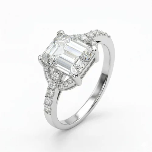 Eleganter Ring aus 925er Sterling-Silber mit zentralem Smaragdschliff-Stein und funkelndem Pavé-Besatz auf der Ringschiene