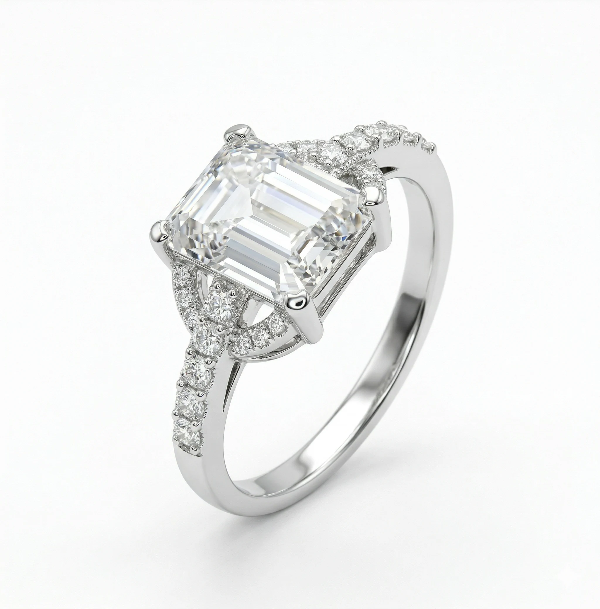 Eleganter Ring aus 925er Sterling-Silber mit zentralem Smaragdschliff-Stein und funkelndem Pavé-Besatz auf der Ringschiene