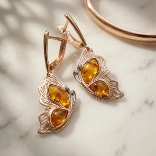Elegante Schmetterlings-Ohrringe aus Roségold mit honigfarbenem Bernstein-Inlay