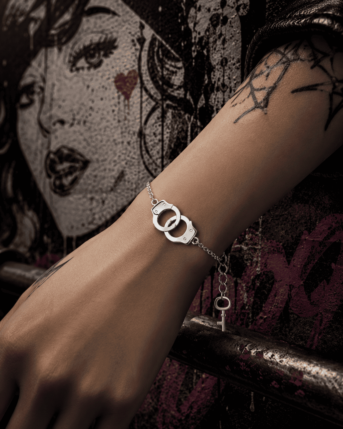 Armband mit Anhänger in Handschellenoptik
