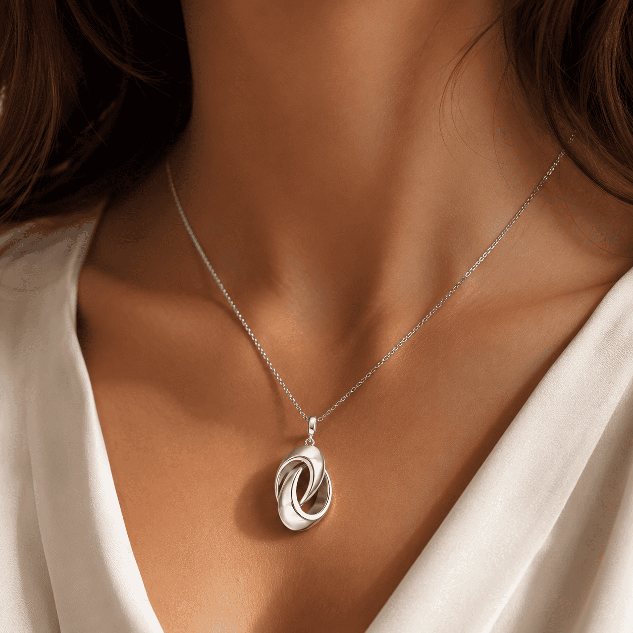 Silberkette mit modernem Anhänger für Damen.