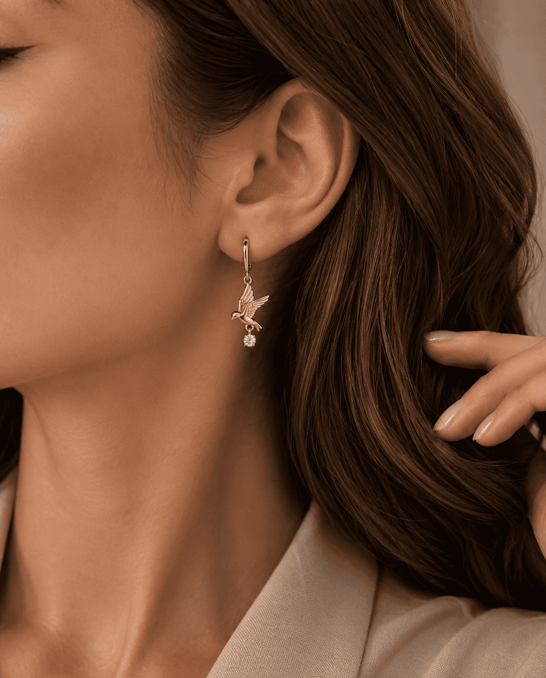 Feiner silberner Ohrring mit Hummingbird-Design und Kristall.